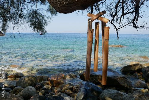 Billede på lærred Bamboo wind chime hanging on a beach