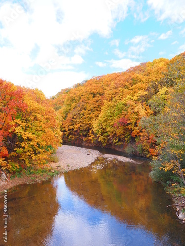 北海道の絶景 秋の定山渓 玉川橋からの紅葉風景