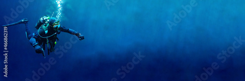 Photo Technical scuba diver in a horizontal position with sun rays blue background
