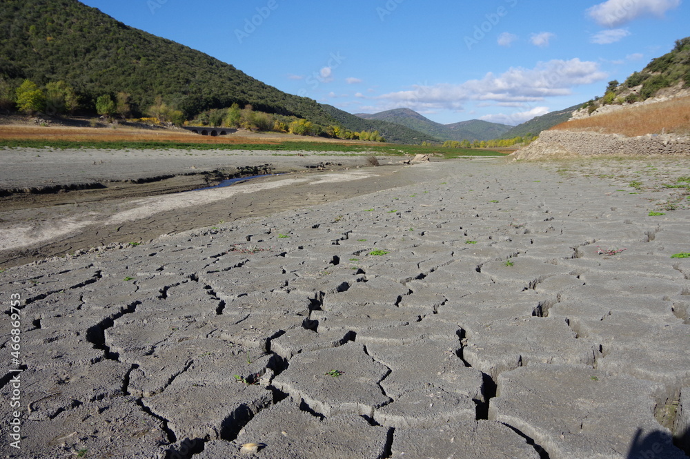 Sècheresse d'un cours d'eau à sec avec une rivière qui manque totalement sans eau dû au dérèglement climatique et à la canicule
