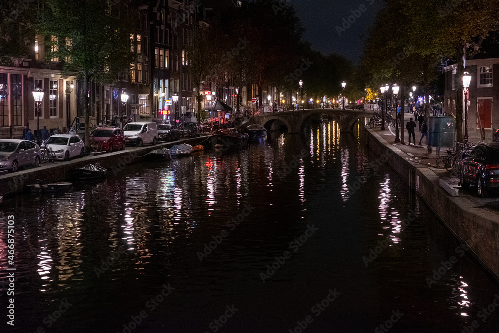 Spiegelungen in dem Wasser einer breiten Gracht in Amsterdam, Niederlande