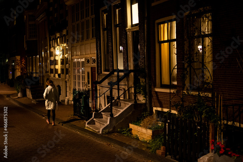 Spaziergängerin am Abend in Amsterdam