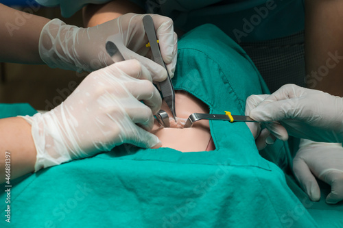 simulation pierced their throat to breathe, pierces the throat and inserts a tube 