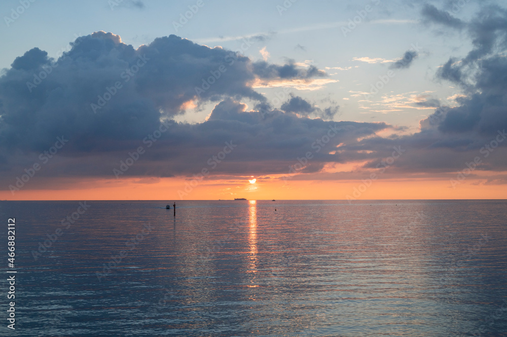 Fototapeta premium 沖縄 サンセットビーチの夕日