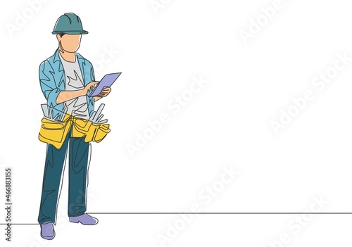 One continuous line drawing of young building foreman controlling workman work at construction site. Handyman house renovation service concept. Single line draw design illustration