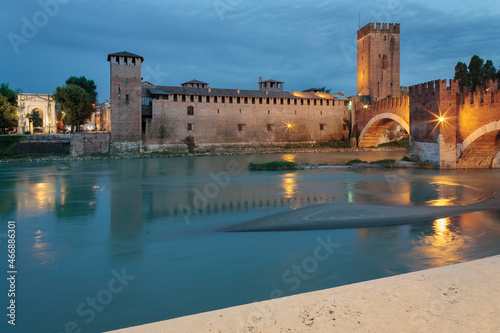 Verona. Castelvecchio con il ponte sul fiume Adige al tramonto