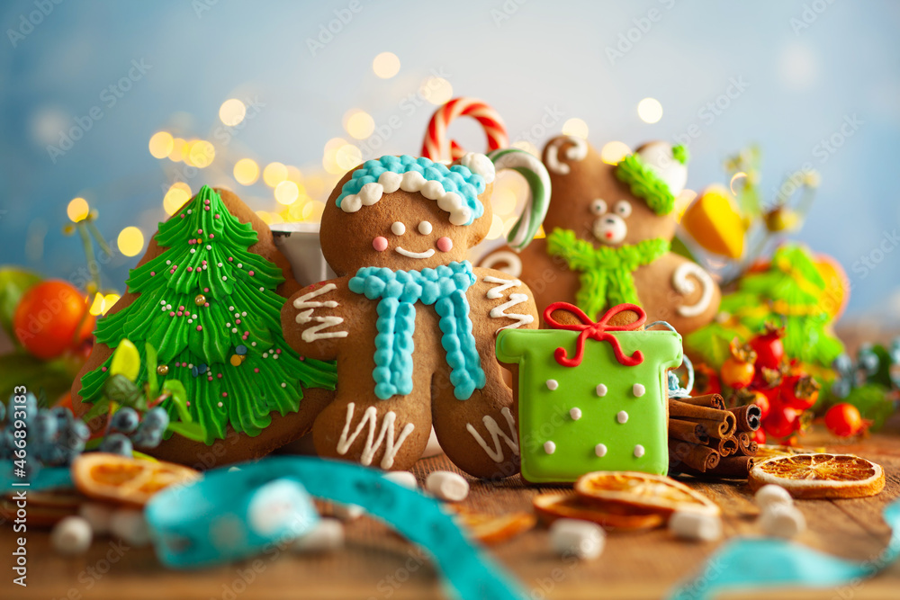 Naklejka premium Christmas gingerbread cookies with Christmas decorations on wooden background.