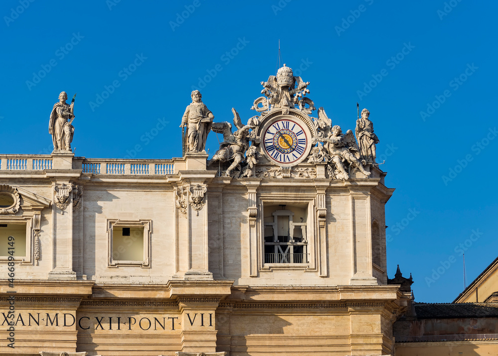 Obraz premium Oltramontao clock on St. Peter's Basilica in the Vatican city to show European mean time, Rome, Italy