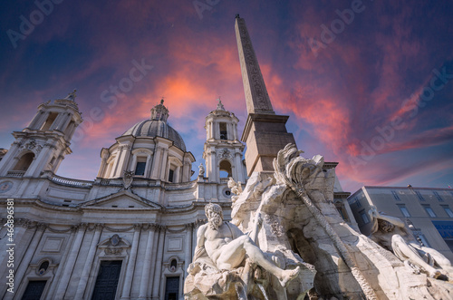 Statua e fontana in piazza navona con la chiesa di santa agnese in agone, roma