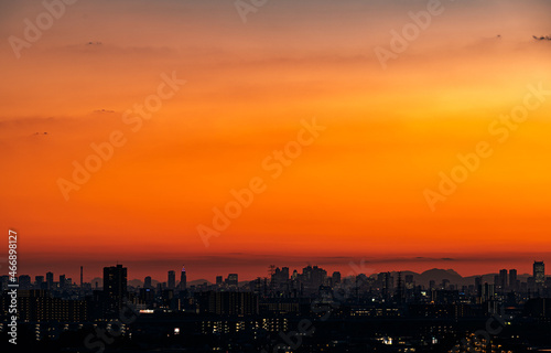 都会に浮かぶ夕焼け空