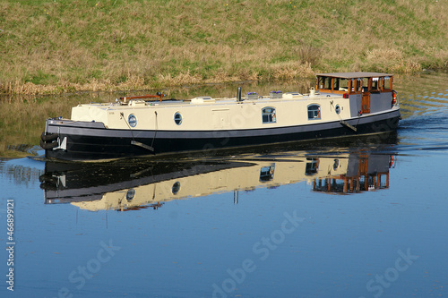 Schilderij op canvas river holiday, canal boat on British inland waterway
