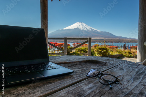 Carta da parati 富士山の見える湖畔でのテレワーク（ワーケーション）　イメージ　remote working at the foot of mount Fuj