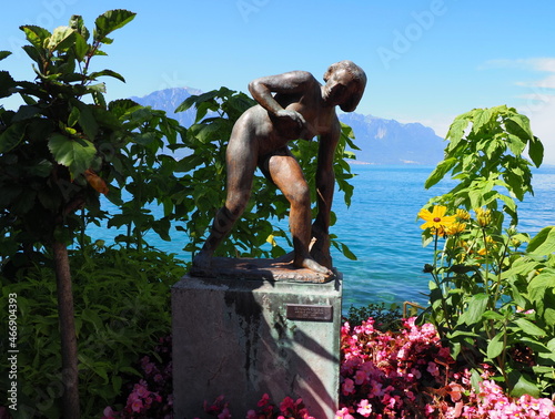Foto Sculpture of Baigneuse, bathing woman in Montreux city in Switzerland