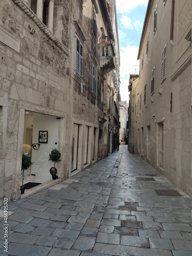 La belle et somptueuse ville Split en Croatie  ruelle touristique  ancienne cit    rurale avec des pierres et de la marbre historique  visite culturelle