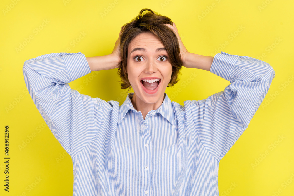 Photo of young woman hands touch head amazed shocked happy positive smile news isolated over yellow color background Photo of young woman hands touch head amazed shocked happy positive smile news isolated over yellow color background
