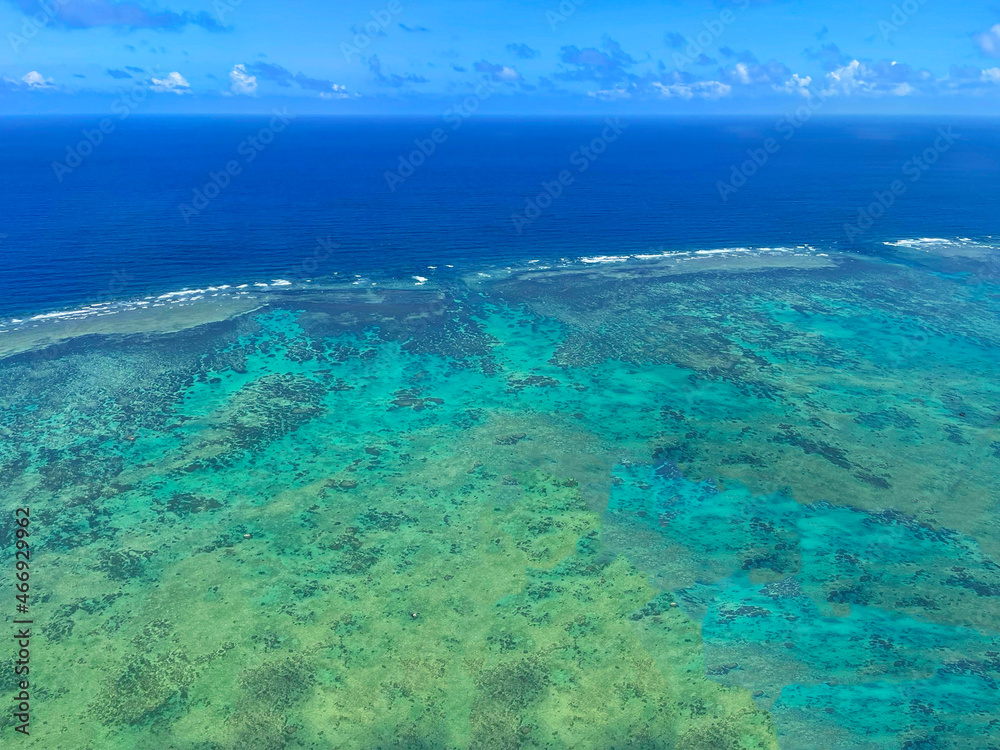石垣島上空から見下ろす、エメラルドグリーンの海岸 石垣島上空から見下ろす、エメラルドグリーンの海岸
