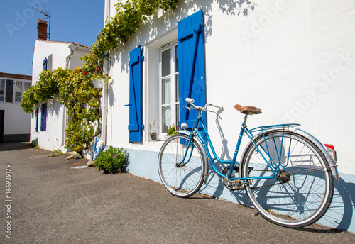 Vieux vélo bleu dans les rues de l'île de Noirmoutier en Vendée, France.