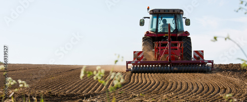 Tracteur labourant son champ avant les semences.