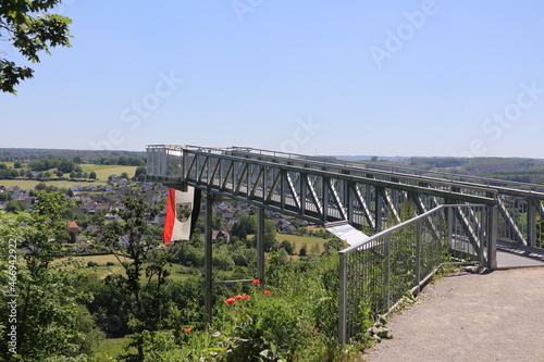 Blick auf den Skywalk über dem Möhnetal bei Warstein im Sauerland