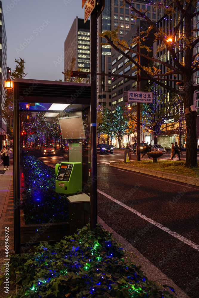 大阪御堂筋・電話ボックスのある11月の夕暮れの御堂筋