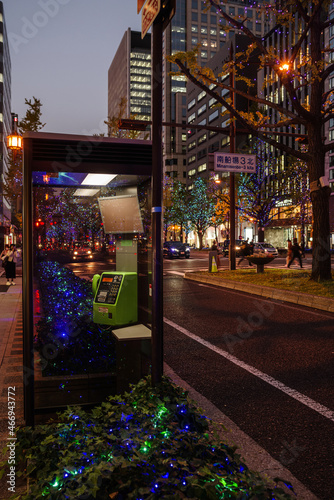 大阪御堂筋・電話ボックスのある11月の夕暮れの御堂筋