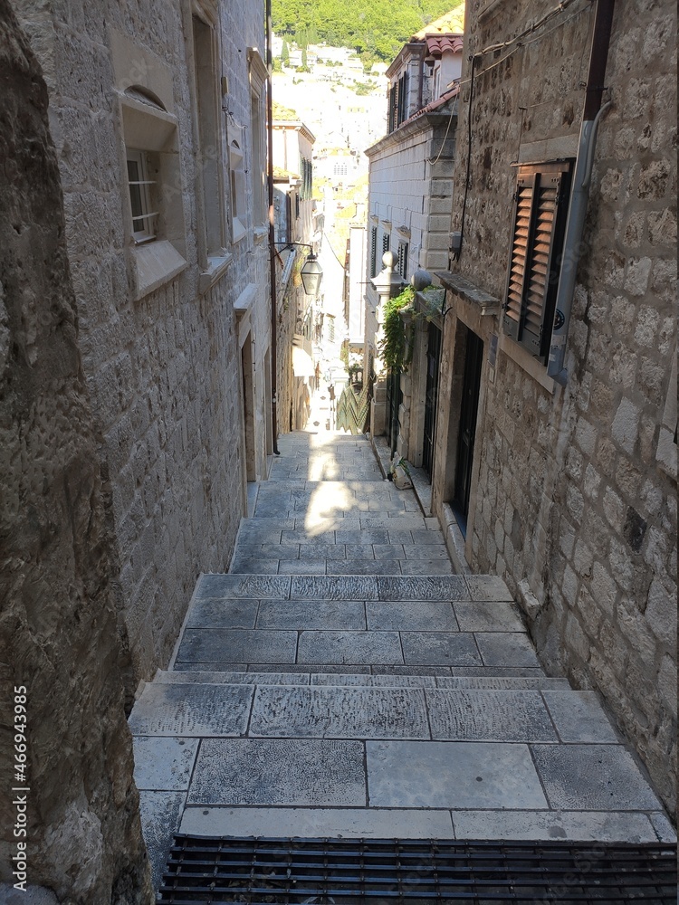 La perle Adriatique de la Croatie, la ville ancien et fortifiée de Dubrovick, descente vers le centre de la ville par des petits escalier ou ruelle urbaine, complétement dans l'ombre et vide