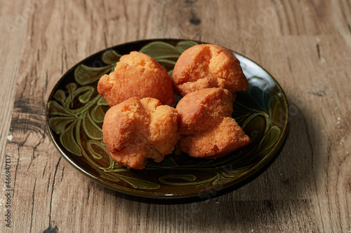 沖縄のおやつ、揚げたてサクサクのサーターアンダギー(砂糖天ぷら)