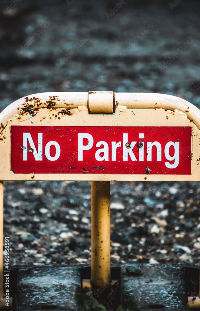 Znak uliczny zakaz parkowania  - obrazy, fototapety, plakaty 