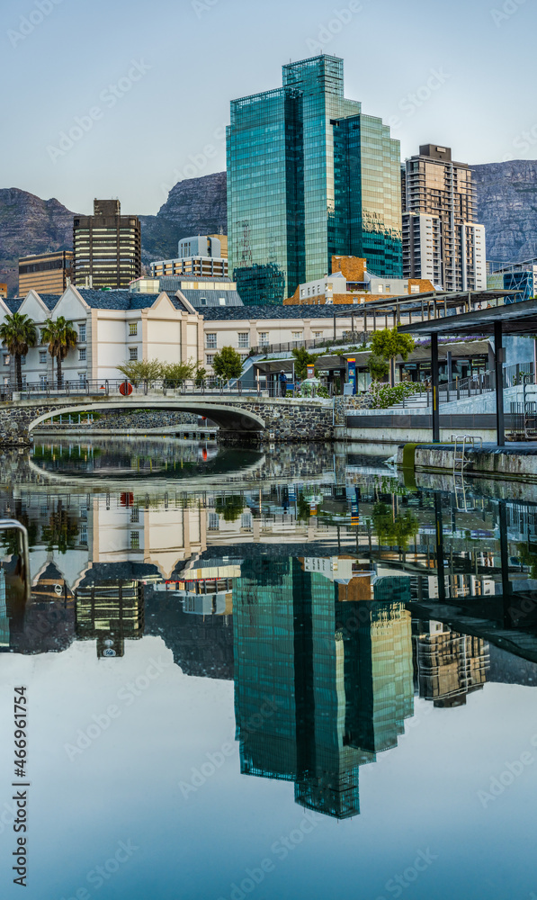 Obraz premium Portrait shot of Cape Town city on canal with buildings reflection in the water during sunset