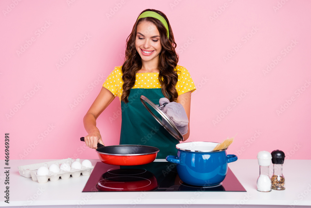 Photo of pretty cute young lady dressed green apron thinking preparing tasty breakfast isolated pink color background Photo of pretty cute young lady dressed green apron thinking preparing tasty breakfast isolated pink color background