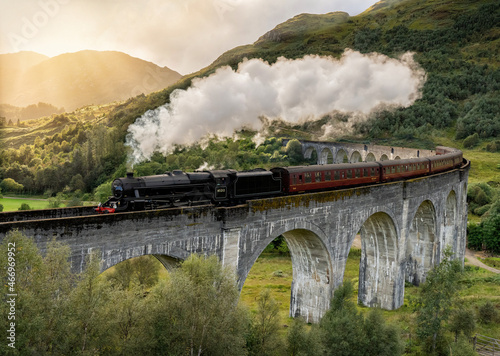 Photo Steam train crossing the Glenfinnan viaduct in the Scottish Highlands made famou