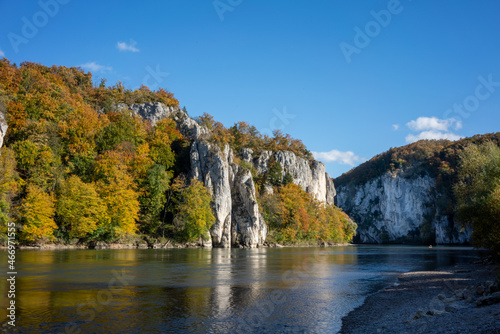 Felsenpanorama vor der Donau im Oktober mit bunter Laubfärbung mit Kajak gegenüber Kloster Weltenburg