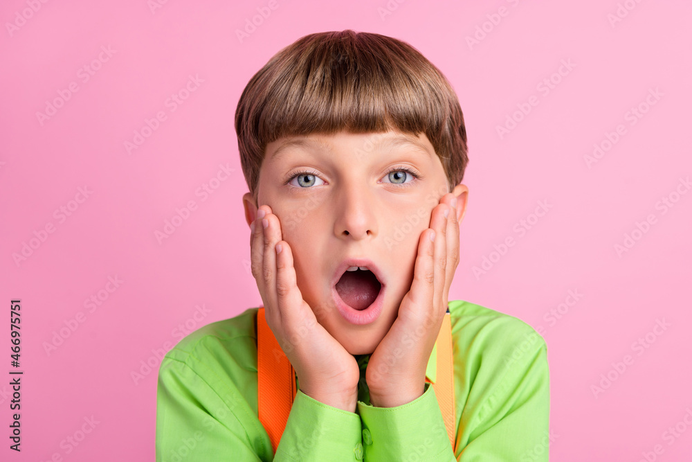 Portrait of attractive amazed boy newa reaction omg opened mouth isolated over bright pink color background - obrazy, fototapety, plakaty 