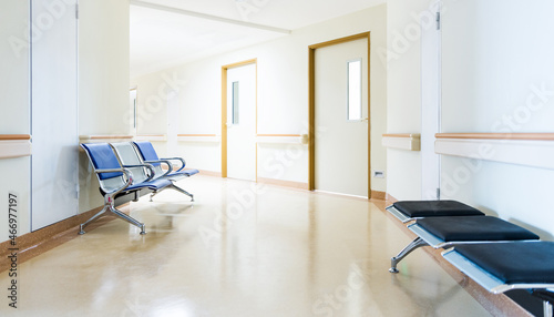 Quadro su tela Empty chairs in the hospital hallway