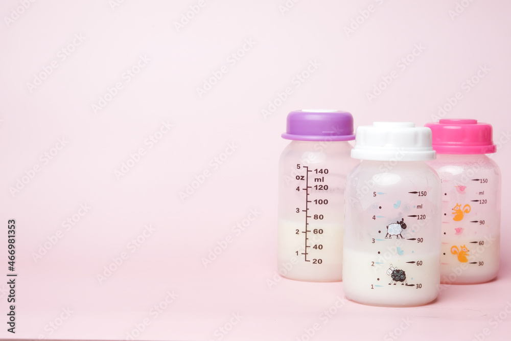 A picture of 3 storage of breast milk on copyspace pink background. Breast milk is definitely great nutrition, great protein and great calories and  low in calories for an adult. - obrazy, fototapety, plakaty 