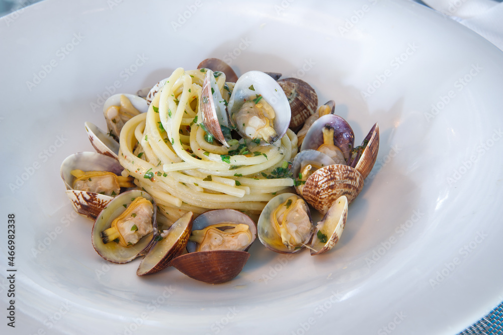 spaghetti with clams cooked in white wine spaghetti with clams cooked in white wine