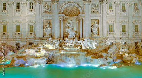 Trevi Brunnen aus dem 18. Jahrhundert in Rom photo