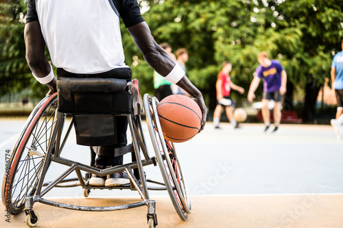 Foto african american basketball player in wheelchair waiting to play on open air gro