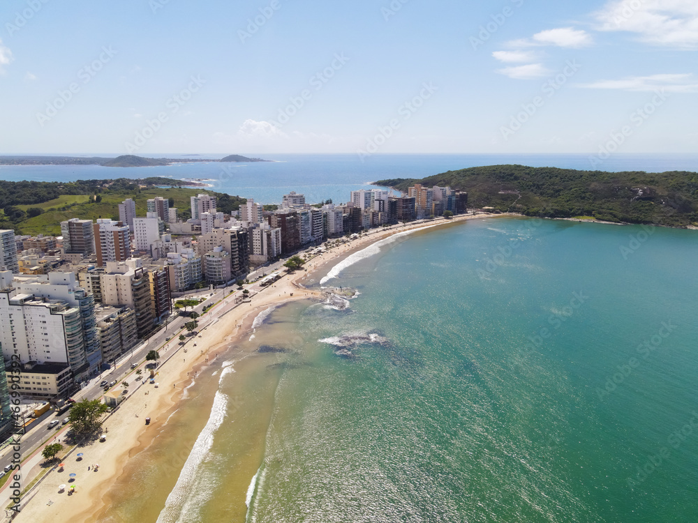 Imagem de aérea da Praia em um dia ensolarado de verão. Com a Praia da Cerca e condomínio Aldeia da Praia ao fundo. Litoral Sul do Estado do Espírito Santo.