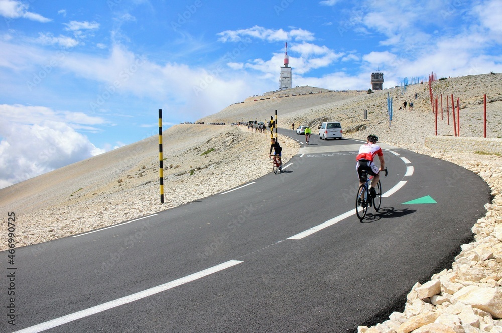 cyclistes qui gravissent une montagne - mont ventoux  - obrazy, fototapety, plakaty 