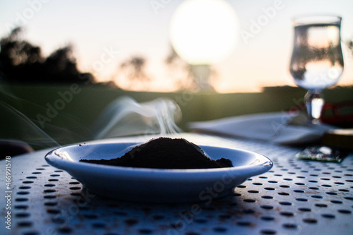 fumée d'un marc de café au coucher de soleil  photo