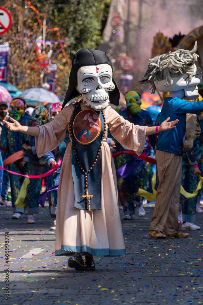 Sor Juana Inés de la Cruz en el desfile de día de muertos de la Ciudad de México