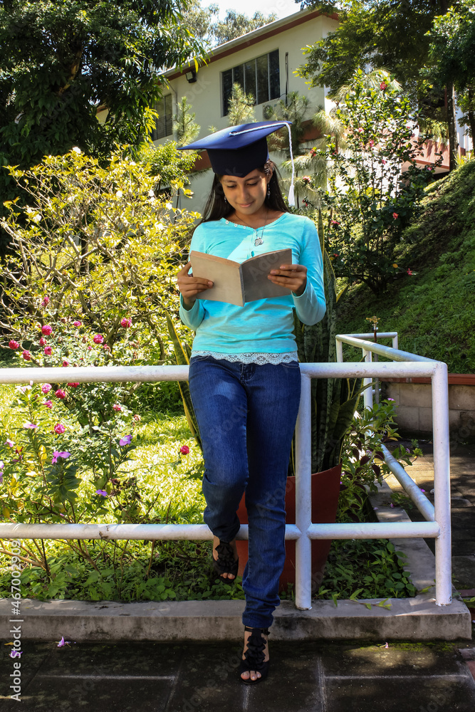Mujer leyendo libro despues de la graduacion en jeans