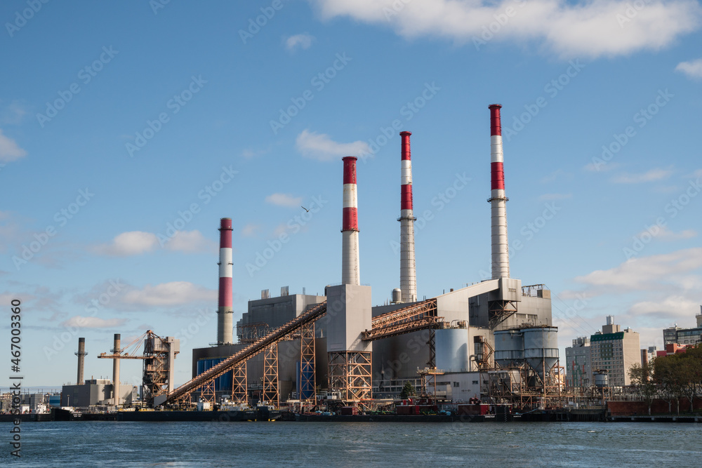 Ravenswood Generating Station - a large power plant in Long Island City in Queens, New York which sfueled primarily by fuel oil and natural gas. Ravenswood Generating Station - a large power plant in Long Island City in Queens, New York which sfueled primarily by fuel oil and natural gas.