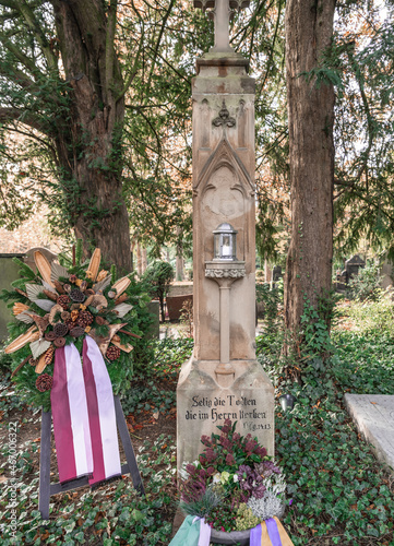 Ehrenmal, Alter Grbstein mit schönem Kranz
