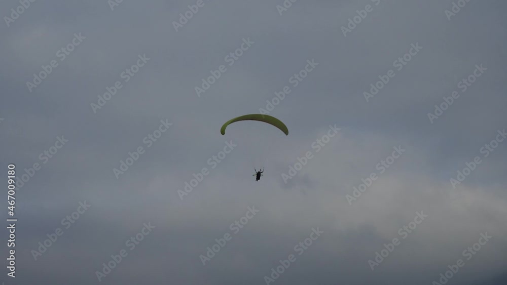 Parapente motorizado volando extremadamente bajo sobre la playa del Puerto de la Cruz, en la isla de Tenerife, Comunidad Autónoma de Canarias Parapente motorizado volando extremadamente bajo sobre la playa del Puerto de la Cruz, en la isla de Tenerife, Comunidad Autónoma de Canarias