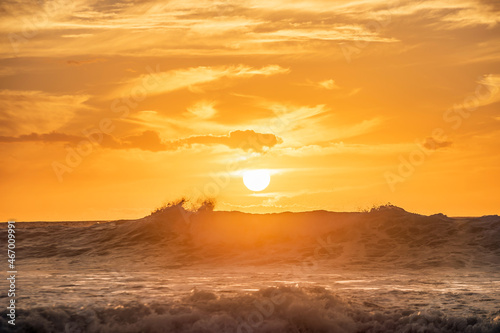 Wellen in der Brandung eines Ozeans bei Sonnenuntergang