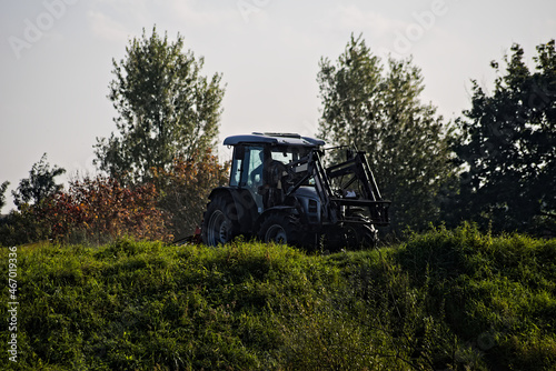 фотография Traktor , lamborghini ,  na wzgórzu podczas prac polowych