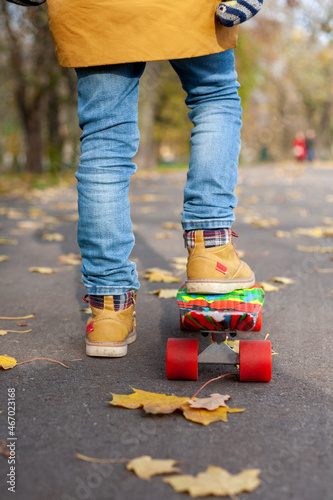 chłopiec na deskorolce hulajnodze jesień