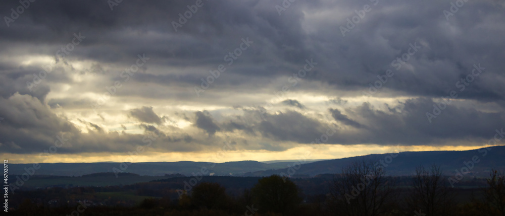Obraz premium Die Wolkenansammlungen an einem windigen Herbstag.